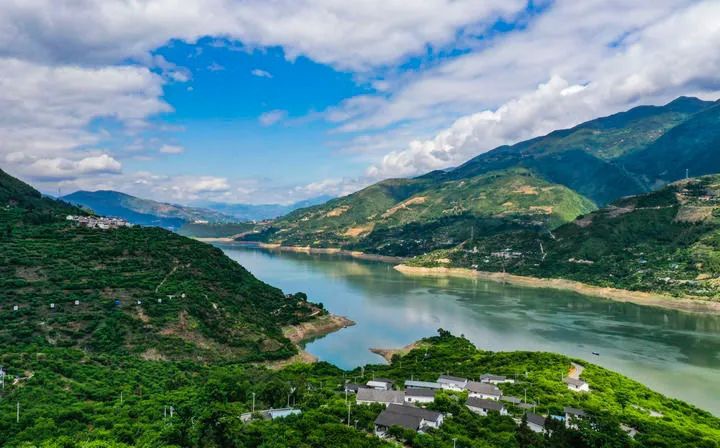 長江巫山段曲尺鄉(xiāng)一帶風(fēng)景如畫。（圖源：央視新聞）