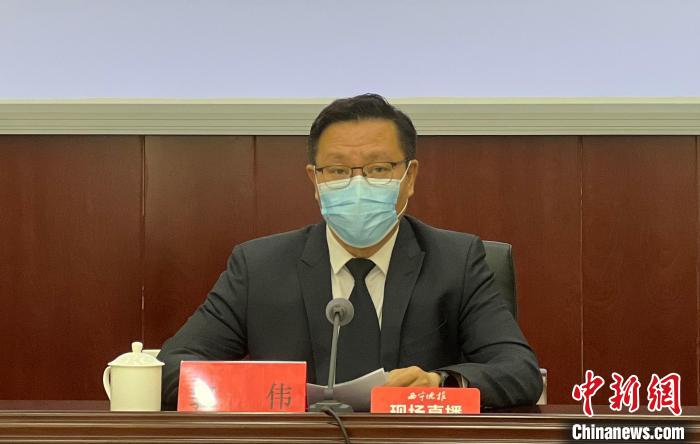 圖為西寧市衛(wèi)健委主任郭偉在新聞發(fā)布會上通報該市核酸檢測、醫(yī)療救治等情況?！±罱瓕?攝