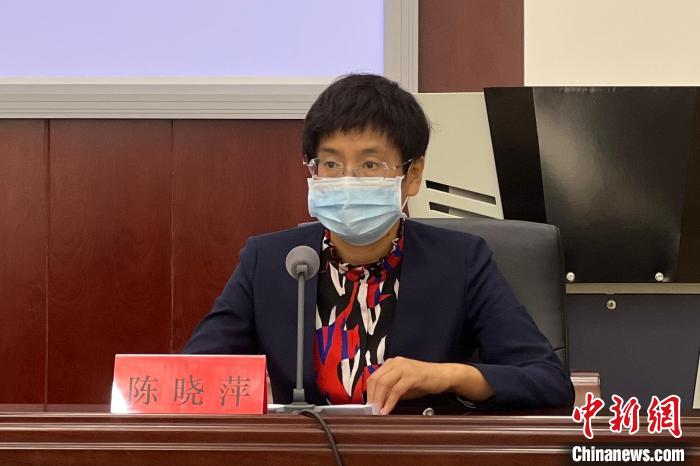 圖為西寧市商務(wù)局局長陳曉萍在新聞發(fā)布會上介紹西寧市基本生活必需品保障情況?！±罱瓕?攝