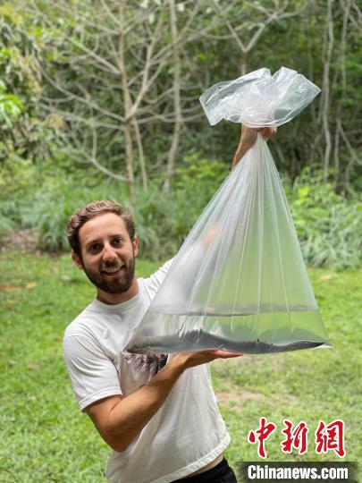 論文第一作者手拿一只美洲肺魚，他剛在巴西的亞馬遜研究所進(jìn)行完錄音(圖源：Basil Minder)?！∈┢樟指瘛ぷ匀?供圖