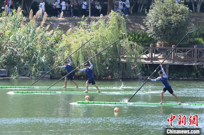 廣西河池學(xué)院學(xué)生進(jìn)行獨(dú)竹漂技能練習(xí)?！⊥跻哉?攝