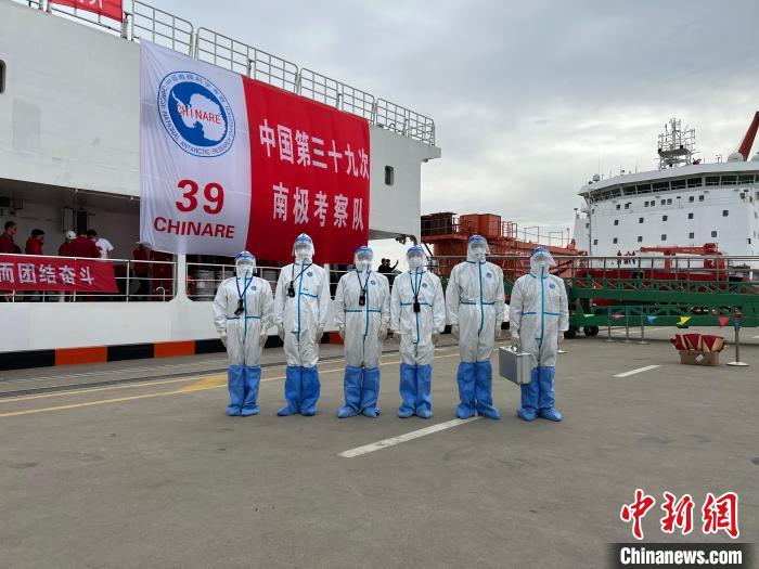 邊檢機關(guān)將查驗窗口設(shè)在碼頭船邊。