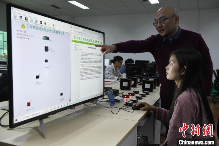 魏旻在課堂上指導(dǎo)學(xué)生進行物聯(lián)網(wǎng)相關(guān)操作。　周毅 攝