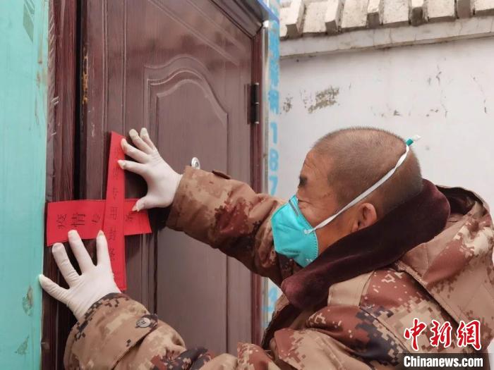 圖為呼和浩特團結(jié)小區(qū)網(wǎng)格員李吉慶在工作中?！『艉秃铺赜轮新飞鐓^(qū)供圖