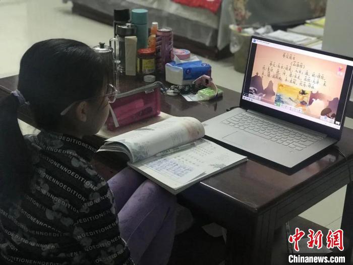 圖為李志文家的孩子在電廠會議室上網(wǎng)課?！∪A能北方公司呼和浩特熱電廠供圖