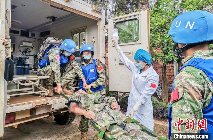 圖為在傷員救治演練中，醫(yī)療分隊正在接收傷員?！「呱?攝