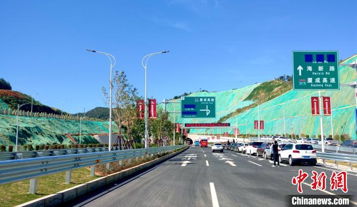 海滄疏港通道通車現(xiàn)場。　楊伏山 攝