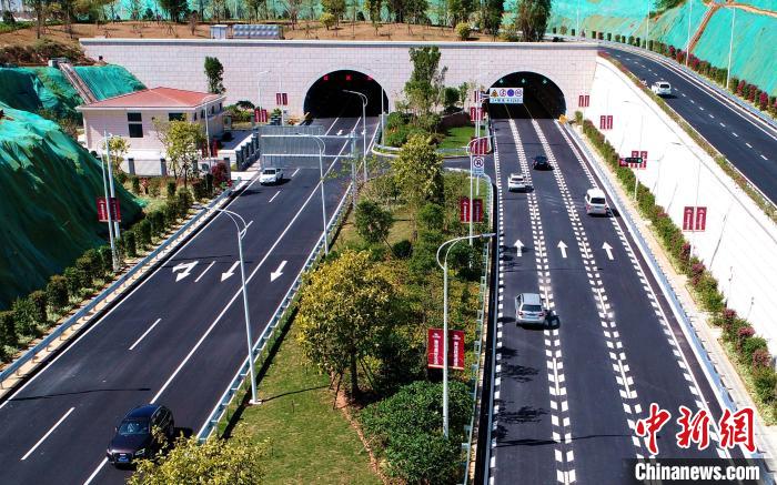 海滄疏港通道通車現(xiàn)場?！埌喝?　攝