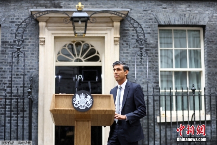 當?shù)貢r間10月25日，英國新首相里?！ぬK納克在英國首相府外發(fā)表就職演講?，F(xiàn)年42歲的里?！ぬK納克在白金漢宮接受英國國王查爾斯三世的正式任命，成為英國第57任首相。蘇納克父母均是印度裔移民。他是英國歷史上第一位印度裔首相，以及英國200多年來最年輕的首相。