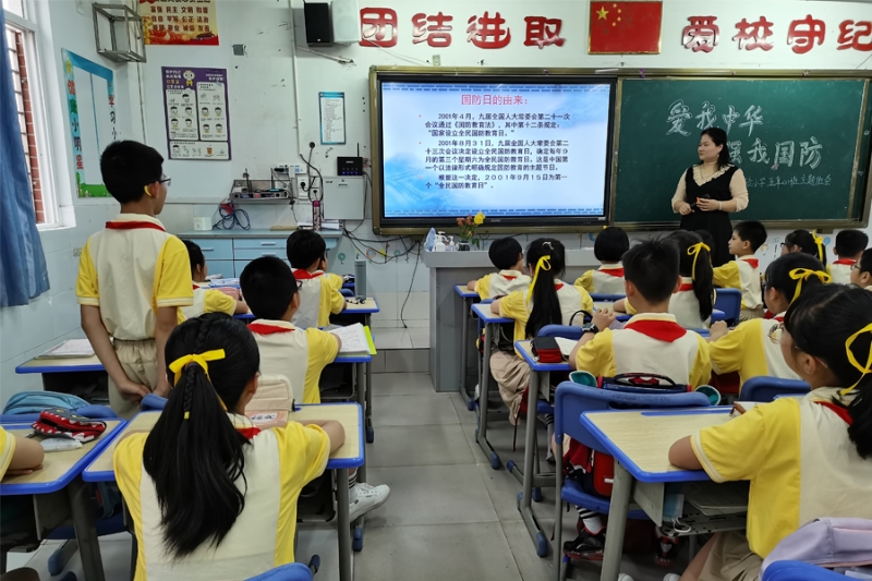 學(xué)校通過主題班會激發(fā)學(xué)生愛國擁軍熱情。莆田市實(shí)驗(yàn)小學(xué)供圖