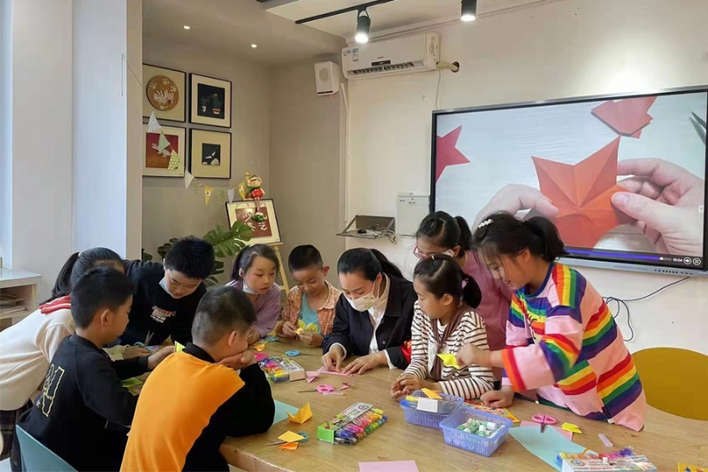 “軍娃”們一起上手工課。莆田市實(shí)驗(yàn)小學(xué)供圖