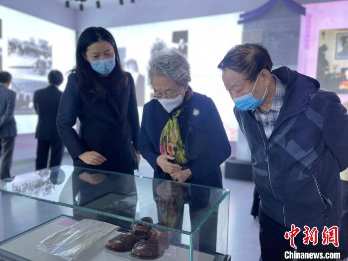 周恩來侄女、中國新聞社原副社長、北京大鸞翔宇慈善基金會(huì)創(chuàng)始會(huì)長周秉德等人參觀展覽?！⌒焐荷?　攝