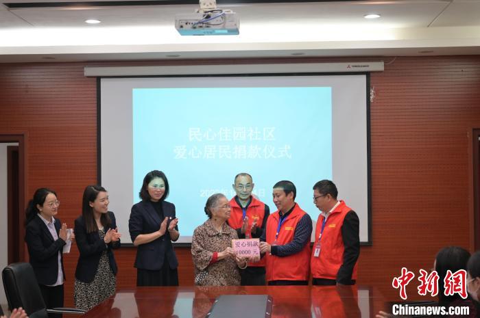 重慶九旬老人“串珠”獻(xiàn)愛(ài)心支持社區(qū)志愿服務(wù)發(fā)展
