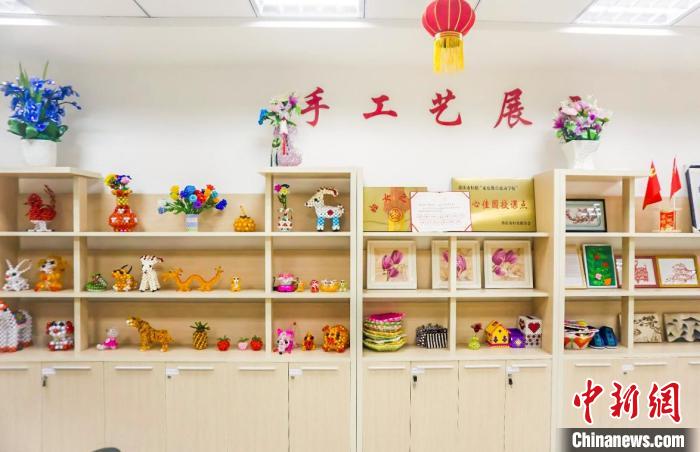 圖為“周婆婆手工坊”內(nèi)陳列的周有玉及學(xué)員作品?！￡愽?攝