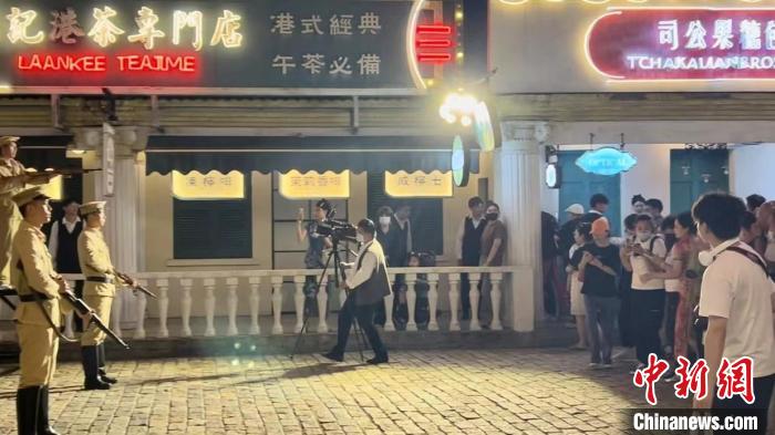 橫店“走進(jìn)電影”街頭演藝項(xiàng)目?！《做?攝