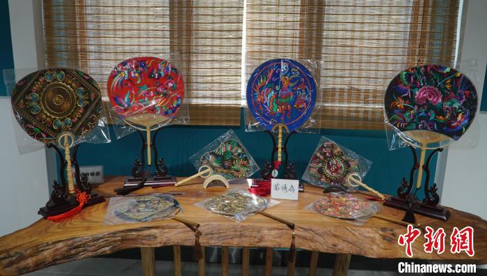 制作精美的桂林圓竹剖絲團(tuán)扇作品。　李嬌陽(yáng) 攝