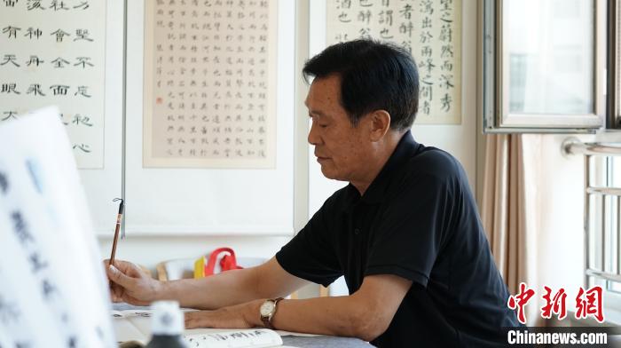 資料圖：甘肅金昌市金川區(qū)居家養(yǎng)老服務(wù)中心老人寫書法。魏建軍 攝