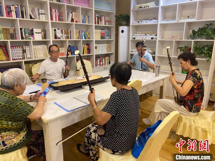 資料圖：河北保定某社區(qū)的日間照料服務(wù)站內(nèi)，老人們一起拉二胡?！≮w丹媚 攝