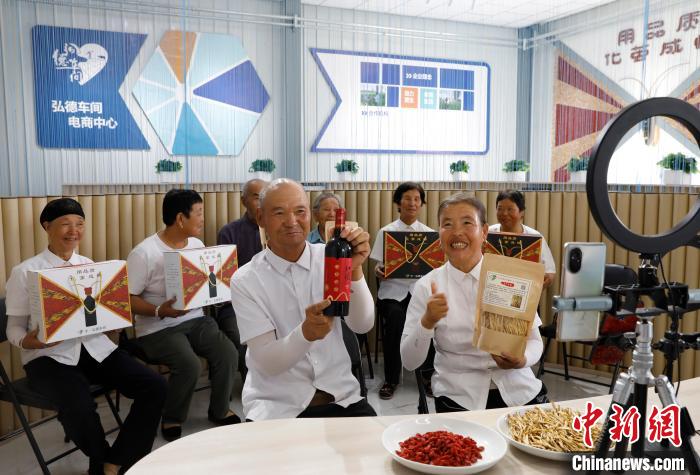 資料圖：老人在直播中推介當(dāng)?shù)剞r(nóng)產(chǎn)品。楊迪 攝