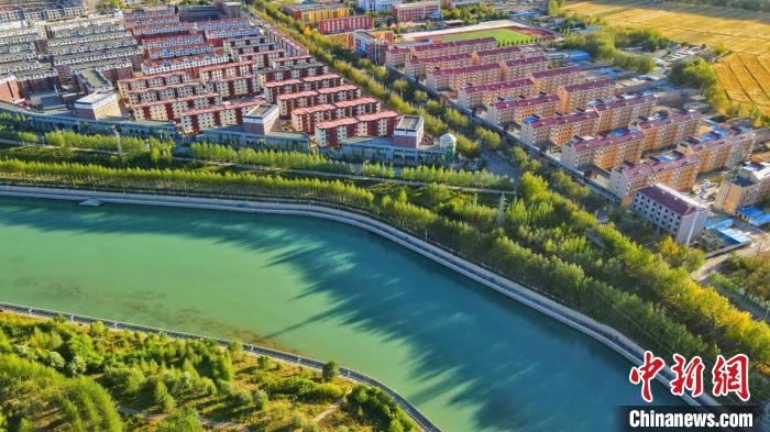 圖為海西州德令哈市住房矗立在巴音河畔，風景秀麗?！“蛨D那生 攝