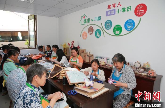 圖為脫貧人員在幫扶車間就業(yè)。　重慶人社供圖