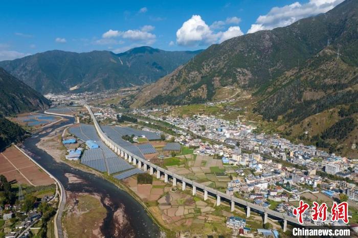 成昆鐵路復(fù)線(xiàn)峨冕段冕山特大橋?！⒅铱?攝