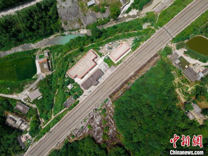 圖為航拍渝懷鐵路核桃園站。　鮮聯(lián)平 攝