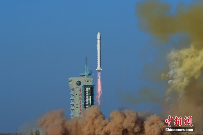 北京時間10月29日9時01分，中國在酒泉衛(wèi)星發(fā)射中心使用長征二號丁運載火箭，成功將試驗二十號C星發(fā)射升空，衛(wèi)星順利進(jìn)入預(yù)定軌道，發(fā)射任務(wù)獲得圓滿成功，該衛(wèi)星主要用于空間環(huán)境監(jiān)測等新技術(shù)在軌驗證試驗。汪江波 攝