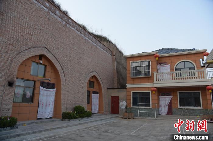 圖為慶陽市鎮(zhèn)原縣臨涇鎮(zhèn)路壕村加固后的窯洞農(nóng)房?！垖帉?攝