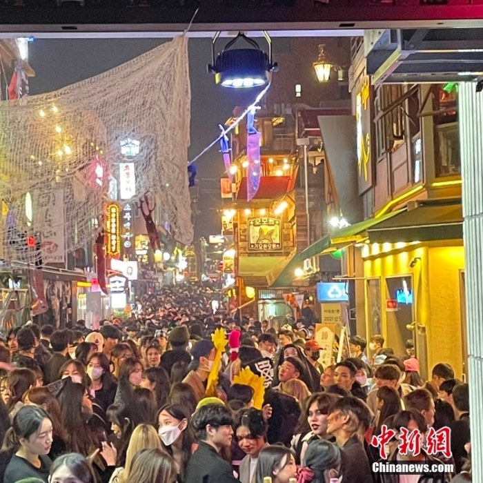當(dāng)?shù)貢r間10月29日晚，韓國首爾龍山區(qū)梨泰院發(fā)生踩踏事故。圖為29日晚間，梨泰院附近聚集的人群。 <a target='_blank' href='/'>中新社</a>發(fā) 姜軼之 攝