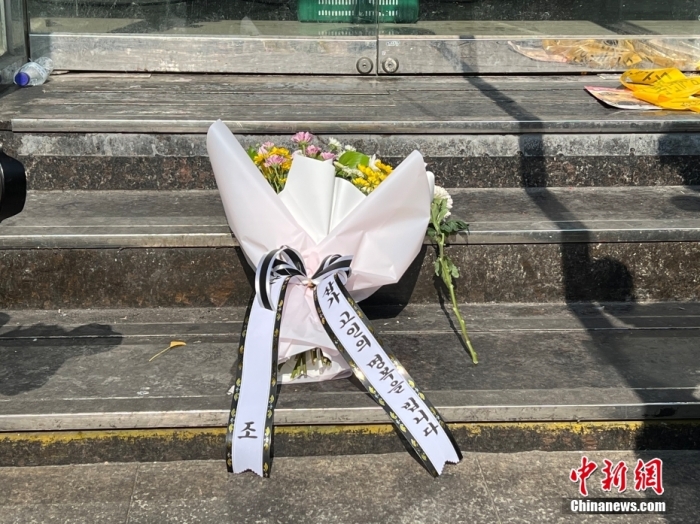 圖為當(dāng)?shù)貢r(shí)間10月30日，事發(fā)巷子口有民眾獻(xiàn)花哀悼。 <a target='_blank' href='/'>中新社</a>記者 劉旭 攝