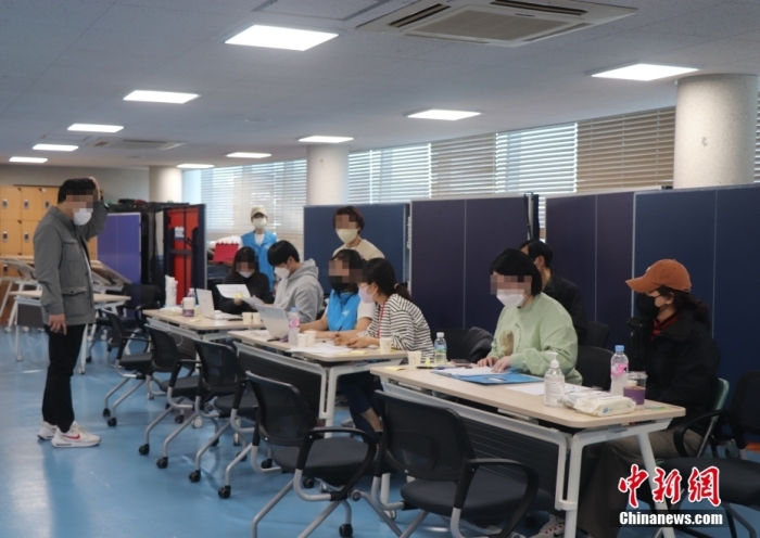 圖為當(dāng)?shù)貢r(shí)間10月30日，首爾漢南洞居民中心現(xiàn)場(chǎng)。 萬佳欣 攝