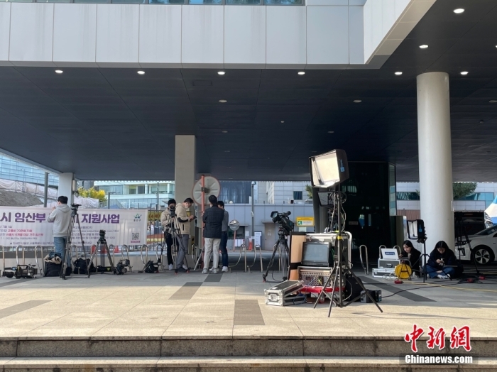 圖為當(dāng)?shù)貢r(shí)間10月30日，首爾漢南洞居民中心外的記者。 萬佳欣 攝