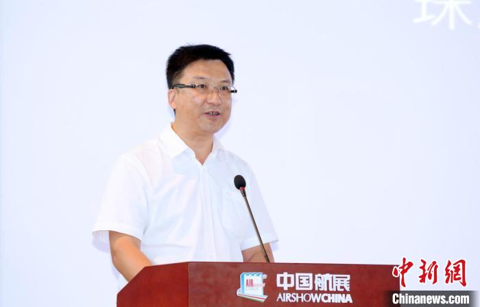 珠海航展有限公司董事長(zhǎng)、總經(jīng)理孫潔峰在介紹?！￡懡B龍 攝