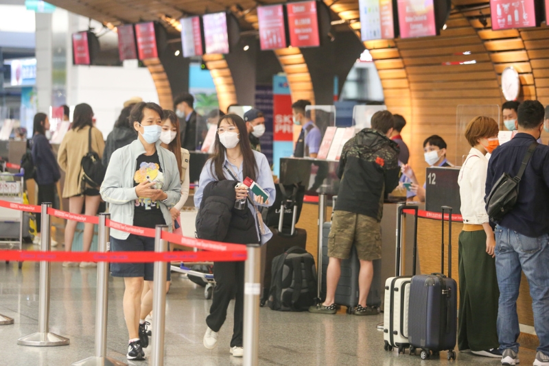 圖為桃園機場出境旅客。(陳麒全攝).jpg