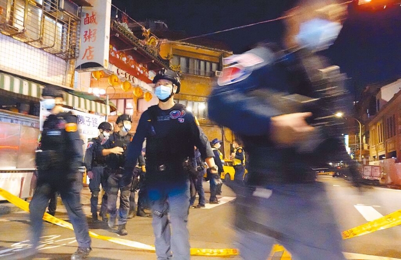 　　臺北市萬華地區(qū)19日晚間發(fā)生槍擊事件，警力布署艋舺青山宮，警匪對峙一段時間后，槍手最后自戕。(姚志平攝).jpg
