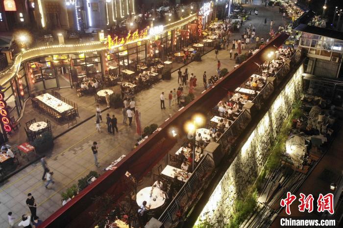 “中國十大夜經(jīng)濟(jì)影響力城市”長沙漁人碼頭的夜經(jīng)濟(jì)?！钊A峰 攝