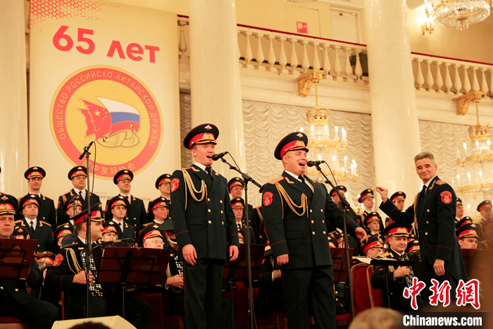 俄羅斯軍隊亞歷山大紅旗歌舞團(tuán)獻(xiàn)上精彩演出。 <a target='_blank' href='/'>中新社</a>記者 田冰 攝