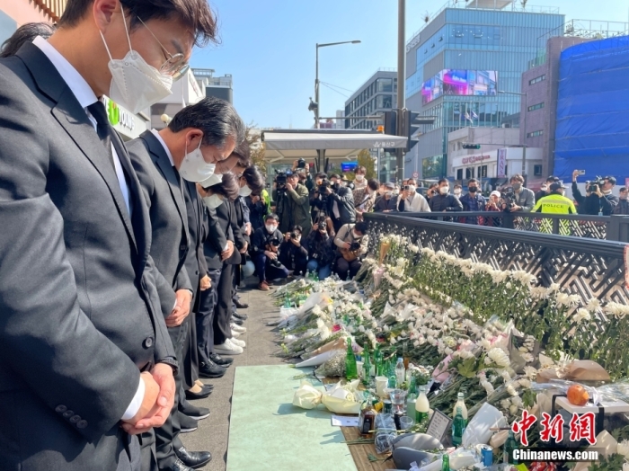 當(dāng)?shù)貢r間2022年10月31日，韓國首爾市龍山區(qū)梨泰院站1號口，漢密爾頓酒店樓下，民眾送來鮮花和祭品悼念遇難者。29日晚間，首爾市龍山區(qū)梨泰院發(fā)生嚴重踩踏事故，截至當(dāng)?shù)貢r間31日6時，首爾踩踏事故已造成154人遇難，149人受傷，其中33人重傷，116人輕傷。<a target='_blank' href='/'>中新社</a>記者 劉旭 攝