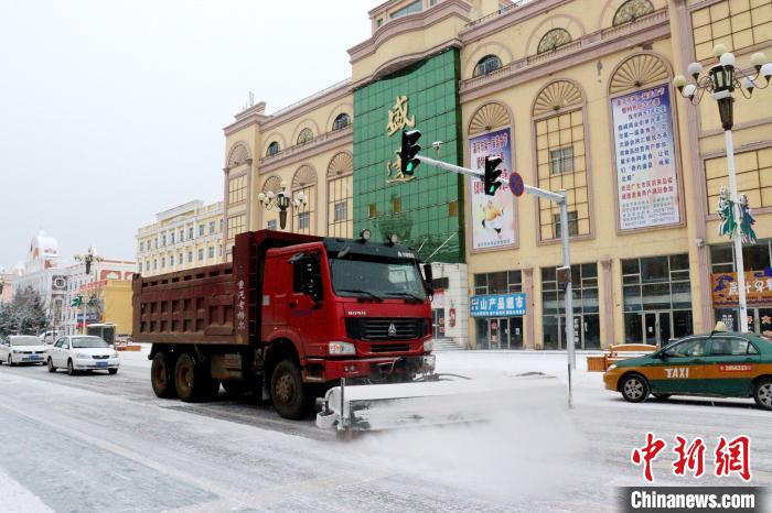 清雪機械晝夜兩班交替清理積雪。　邵天李 攝