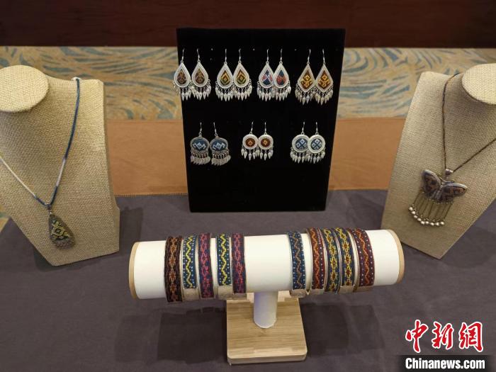 “母山咖啡”杯2022海南省第七屆旅游商品大賽1日在?？谂e行，圖為黎錦飾品。　張?jiān)潞?攝
