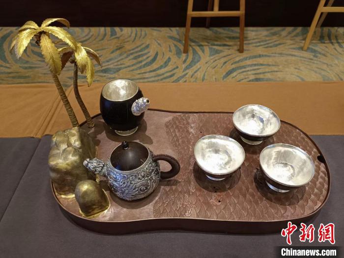 “母山咖啡”杯2022海南省第七屆旅游商品大賽1日在?？谂e行，圖為采用椰雕和鑲銀工藝制作的工藝品?！?jiān)潞?攝