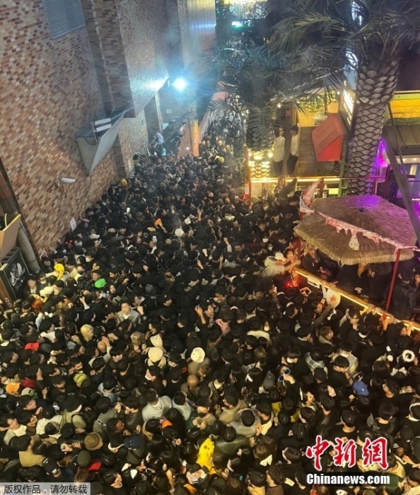 圖為當?shù)貢r間10月29日晚，梨泰院踩踏現(xiàn)場的巷子里擠滿人群。