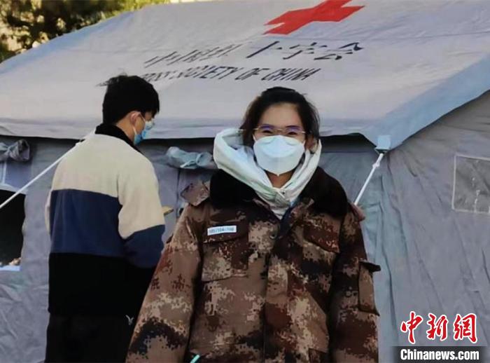 圖為林冉在核酸檢測現(xiàn)場執(zhí)勤?！罱鹕徆﹫D