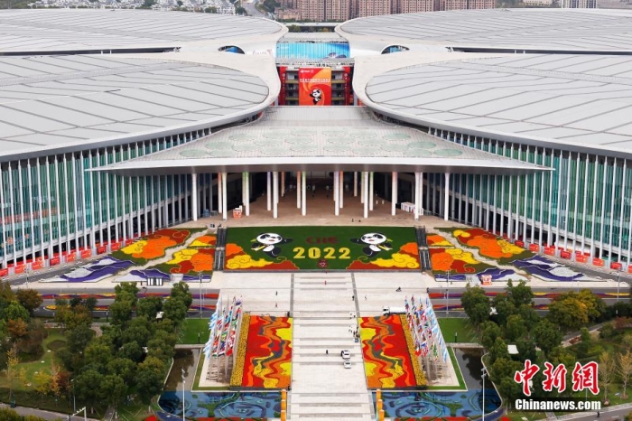 11月1日，航拍國(guó)家會(huì)展中心(上海)。第五屆中國(guó)國(guó)際進(jìn)口博覽會(huì)將于11月5日至10日在國(guó)家會(huì)展中心(上海)舉辦。殷立勤 攝