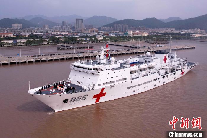 執(zhí)行“和諧使命-2022”任務(wù)的中國海軍“和平方舟”號(hào)醫(yī)院船從浙江舟山某軍港解纜啟航?！『＼姽﹫D