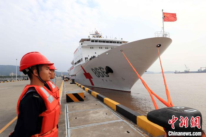執(zhí)行“和諧使命-2022”任務(wù)的中國海軍“和平方舟”號(hào)醫(yī)院船從浙江舟山某軍港解纜啟航。　蒲海洋 攝
