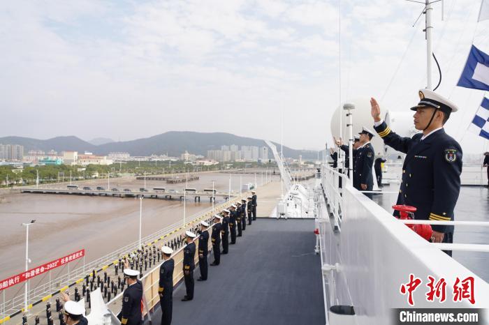 執(zhí)行“和諧使命-2022”任務(wù)的中國海軍“和平方舟”號(hào)醫(yī)院船從浙江舟山某軍港解纜啟航。　孫飛 攝