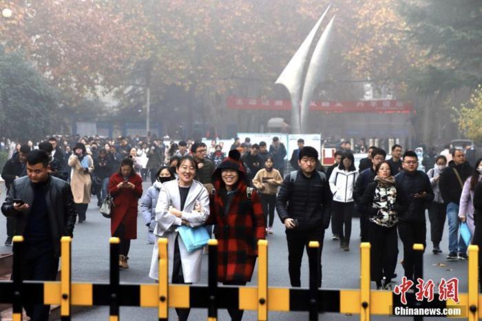 資料圖：考生走出國考考場。<a target='_blank' href='/'>中新社</a>記者 王中舉 攝