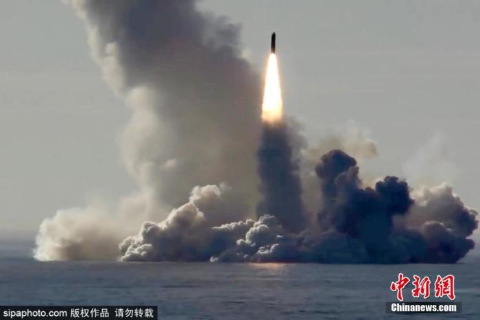 資料圖：俄羅斯堪察加半島，俄北方艦隊“尤里·多爾戈魯基”號核潛艇發(fā)射“布拉瓦“洲際彈道導(dǎo)彈。圖片來源：Sipaphoto版權(quán)作品 禁止轉(zhuǎn)載